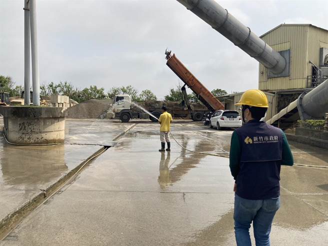 市府稽查列管公私場所灑水作業。（新竹市政府提供／王惠慧新竹傳真）