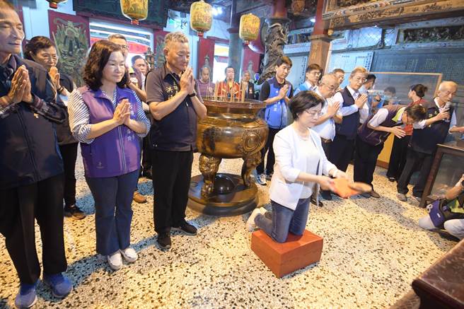 彰化年度盛事「2023王功渔火节」倒数，彰化县长王惠美14日现身福海宫掷筊祈福，最终妈祖点头择定7月15日、7月16日2天办理。（吴建辉摄）