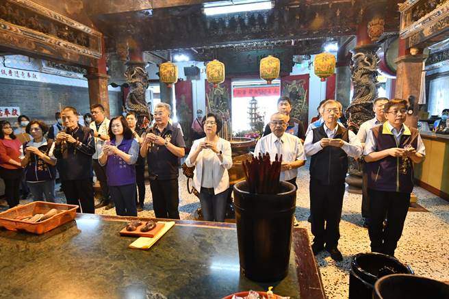 一共有5个日子供妈祖选择，其中7月15、16日以4个圣筊获得妈祖青睐。（吴建辉摄）