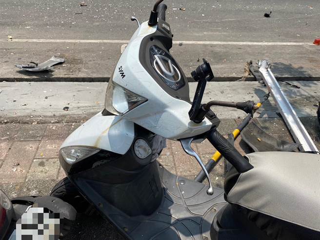 北市特斯拉连撞两辆机车，造成车头全毁，两名骑士受伤。（翻摄照片／林郁平台北传真）