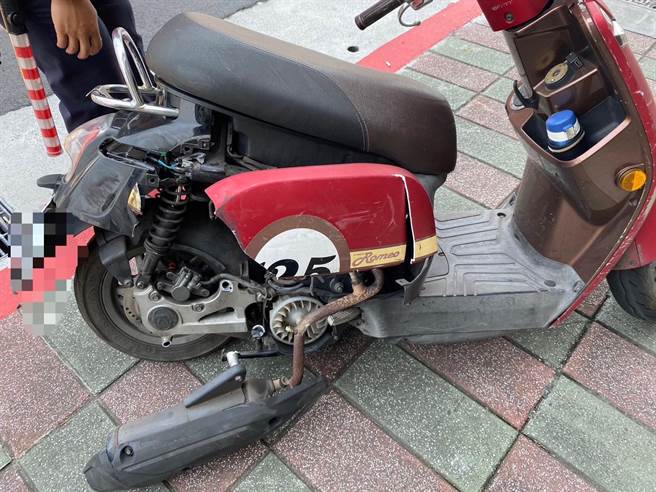 北市特斯拉连撞两辆机车，造成车头全毁，两名骑士受伤。（翻摄照片／林郁平台北传真）