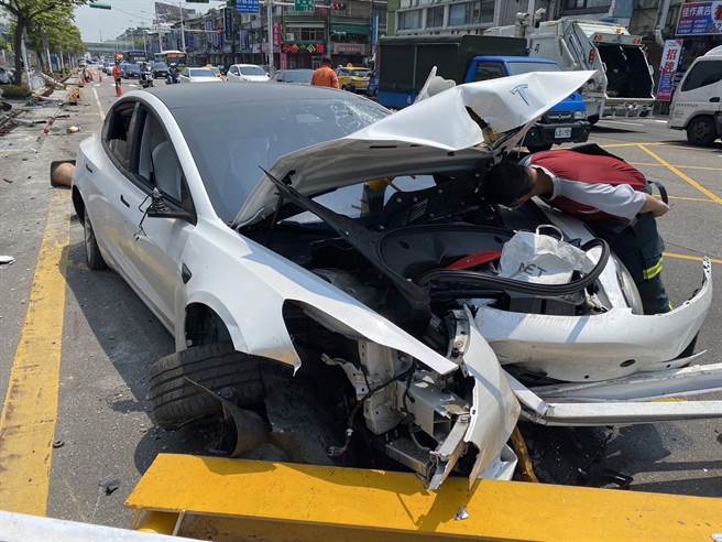 北市特斯拉连撞两辆机车，造成车头全毁，两名骑士受伤。（翻摄照片／林郁平台北传真）