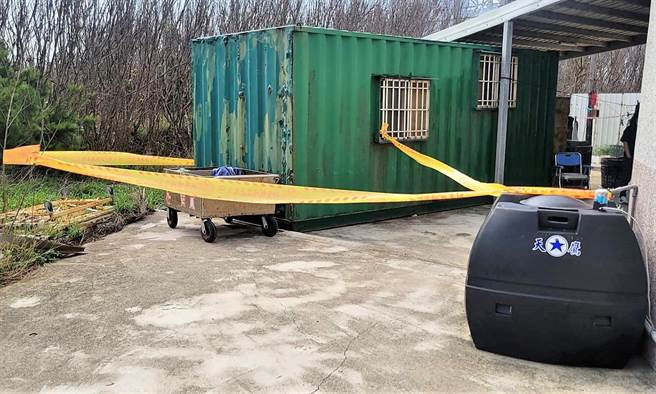 澎湖白沙鄉一家養護中心一名印尼籍女性移工，疑似自行生產後試圖遺棄，所幸被同仁發現，將甫出生的嬰娃救回，送往三總澎湖分院急救。（白沙分局提供）