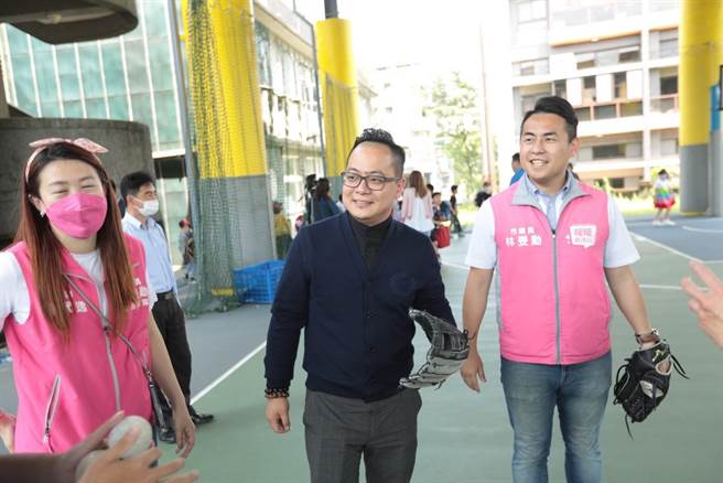 ▲基隆市議長童子瑋（中）與市議員林旻勳（右）共同出席暖西國小少棒隊設備捐贈活動。（童子瑋辦公室提供／徐佑昇基隆傳真）