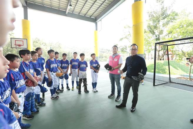 ▲基隆市議長童子瑋（右）是棒球迷，也希望未來基隆也可以有一位發光發熱的職業棒球選手。（童子瑋辦公室提供／徐佑昇基隆傳真）