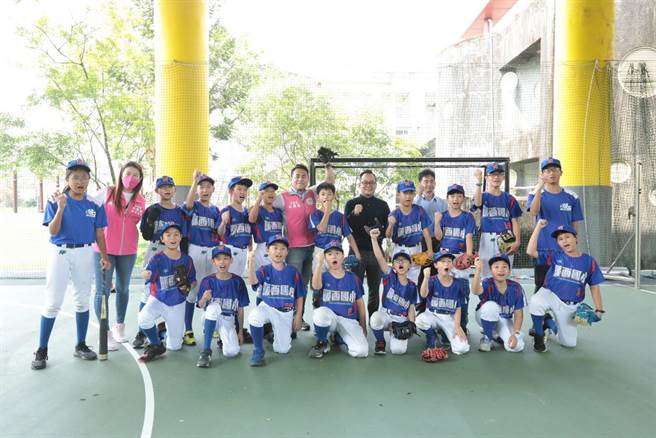 ▲本次共捐增天網以及發球機等設備，圖為童子瑋及林旻勳和暖西國小球隊合影。（童子瑋辦公室提供／徐佑昇基隆傳真）