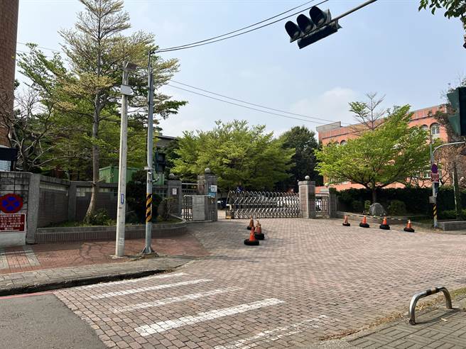 新竹市日前發生建功國小5年級學童，放學過馬路時差點遭闖紅燈車輛撞上，事件引發家長討論。（王惠慧攝）