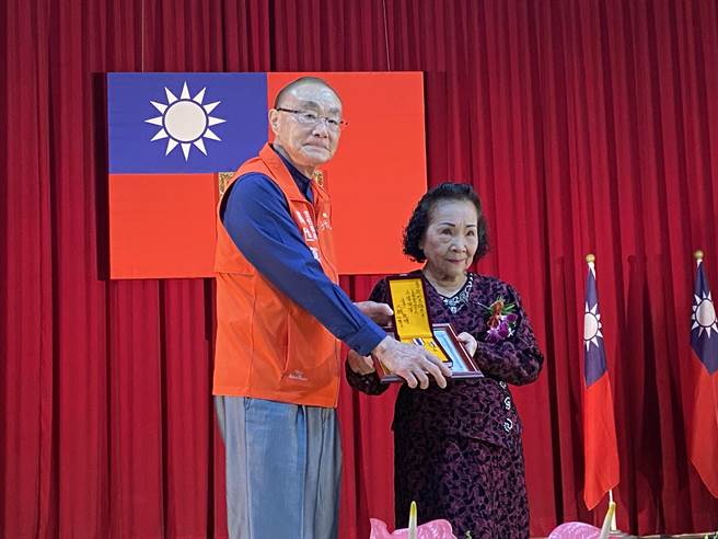 朱鸾（右）以亡故老伴甘新和和儿子林志雄名义，捐助荣民荣眷基金会600万元，退辅会主委冯世宽（左）受此大爱义举感动，今亲自颁发荣光二等奖章殊荣。（蔡明亘摄）