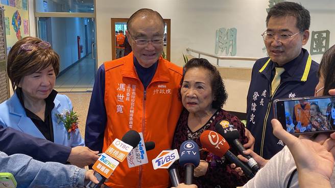 朱鸾今日受访分享捐赠缘由时，一度含泪哽咽。（蔡明亘摄）