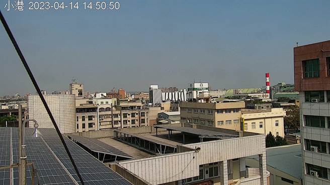 今天偏东风，西半部地区水平及垂直扩散条件差，混合层高度偏低，导致污染物累积，空气品质不佳，中南部地区为红色警示。（翻摄自空气品质监测网／林良齐台北传真）