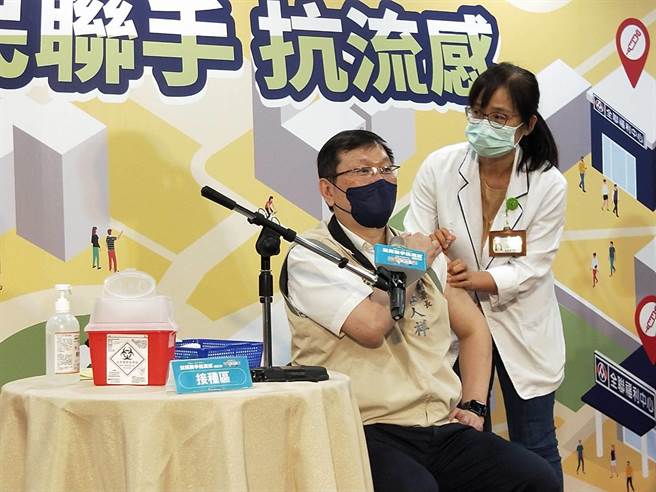今年度（112）流感疫苗接种计画将纳入「身心障碍者社区式服务之受照顾者及工作人员」。图为去年10月公费流感疫苗开打，疾管署长庄人祥亲自示范接种。（资料照／王家瑜摄）