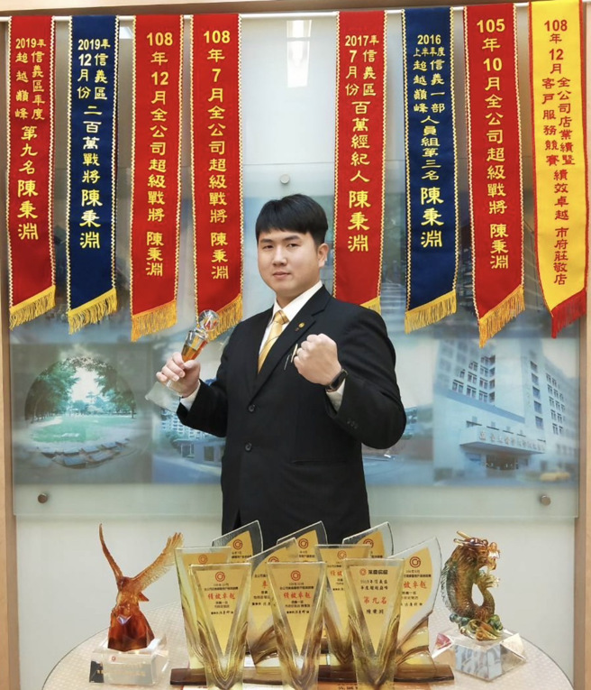 陳秉淵經紀人呼籲消費者，購售屋前多諮詢各家房仲業者，就能有效降低遇到黑心房仲坑騙的風險。(圖/永慶房屋提供)