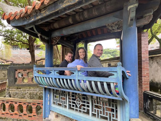 由于家人造访台湾，AIT处长孙晓雅13日在脸书释出出游照片。（图取自AIT脸书）