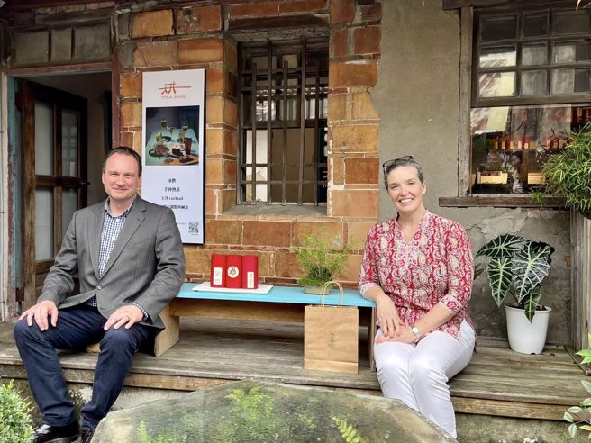 孙晓雅一家前往水井茶堂。（图取自AIT脸书）