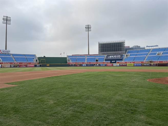 桃園市體育局確保樂天桃園棒球場草皮持續改善，燈柱照明也測試無故障，並加強場地草皮排水設施檢測，確保15日起連3戰順利。（桃園市體育局提供）