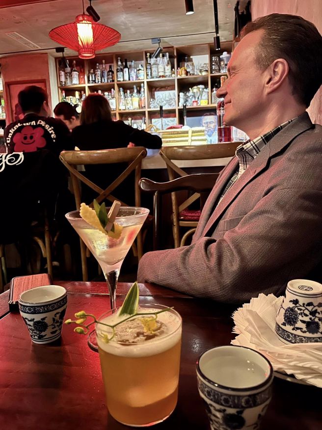 孙晓雅和丈夫在「安慰剂 Placebo Taipei酒吧」。（图取自AIT脸书）