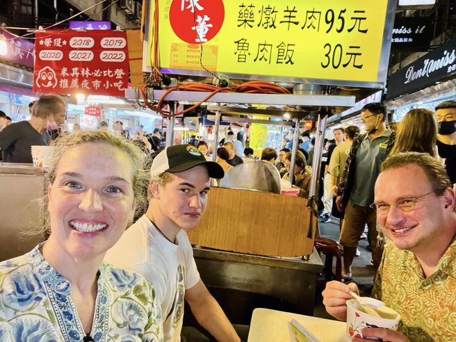 孙晓雅一家在饶河街夜市。（图取自AIT脸书）