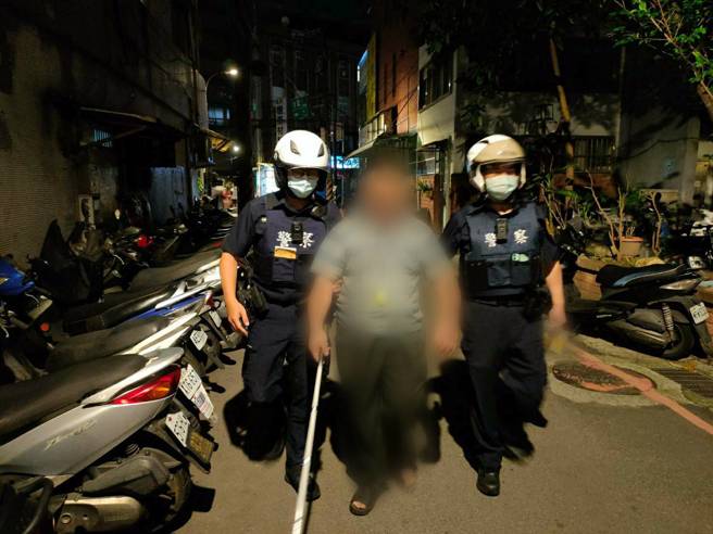 中和警方帮助视障人士顺利返家。（简铭柱翻摄）