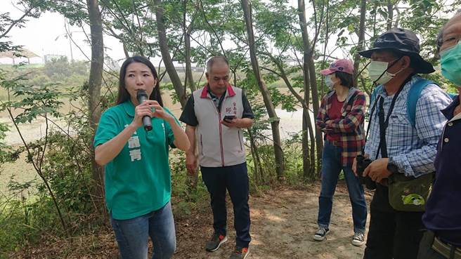 台南市議員蔡麗青、邱昭勝找來台南市政府相關局處，一併商討滯洪池作為生態友善園區。（程炳璋攝）