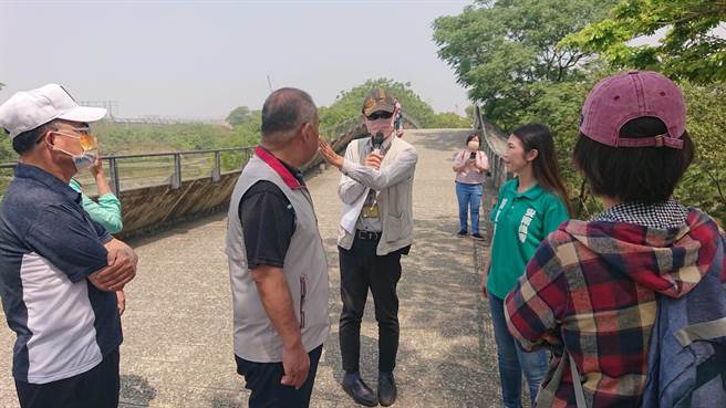 台南市議員蔡麗青、邱昭勝聽取台灣歷史博物館研究員意見，商討將滯洪池妥善規畫，爭取成立生態友善園區。（程炳璋攝）