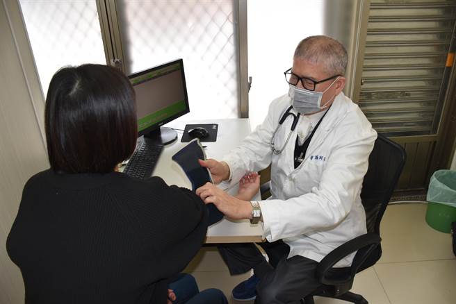 罗财基主持的合乐诊所开业，让汶水老街上的乡亲欢欣无比。（谢明俊摄）