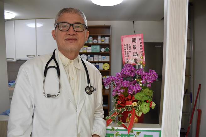 罗财基主持的合乐诊所开业，让汶水老街上的乡亲欢欣无比，特地送上盆栽致贺。（谢明俊摄）