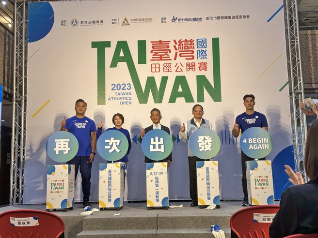 鄭兆村(左一)、楊俊瀚(右一)。(黃及人攝)