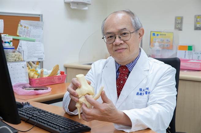 阳明交通大学附设医院骨科主任蒋毅弘解释电脑导航辅助膝关节置换术的原理，希望能为兰阳地区乡亲带来更新的手术方式。（阳明交通大学附设医院提供／李忠一宜兰传真）