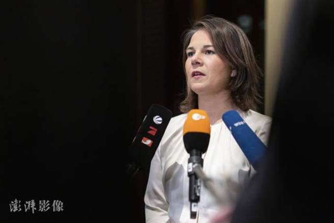 大陸外交部長秦剛赴天津與德外長貝爾伯克參觀德企，乘高鐵共赴北京。（澎湃影像）