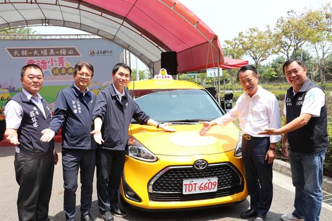 嘉義縣長翁章梁偕嘉義區監理所長黃萬益、大林鎮長許有彊啟動「幸福小黃」。（大林鎮公所提供／廖素慧嘉縣傳真）