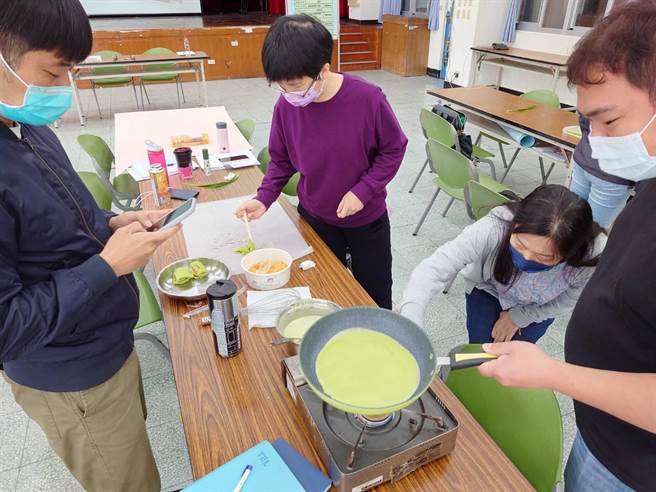 參與教師多元文化教案初、進階研習學員開心學習印尼班蘭椰絲卷。（新北市教育局提供）