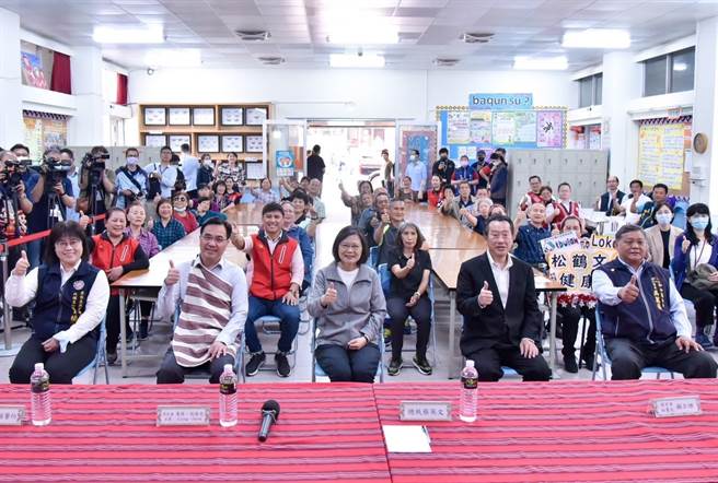 蔡英文总统14日前往和平区松鹤部落访视文化健康站推动成效。（原民会提供）