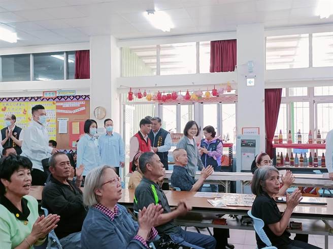蔡英文总统14日前往和平区松鹤部落访视文化健康站推动成效。（陈淑娥摄）