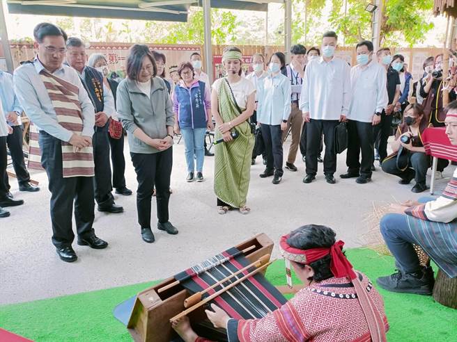 蔡英文总统14日前往和平区视察「松鹤部落产业」。（陈淑娥摄）