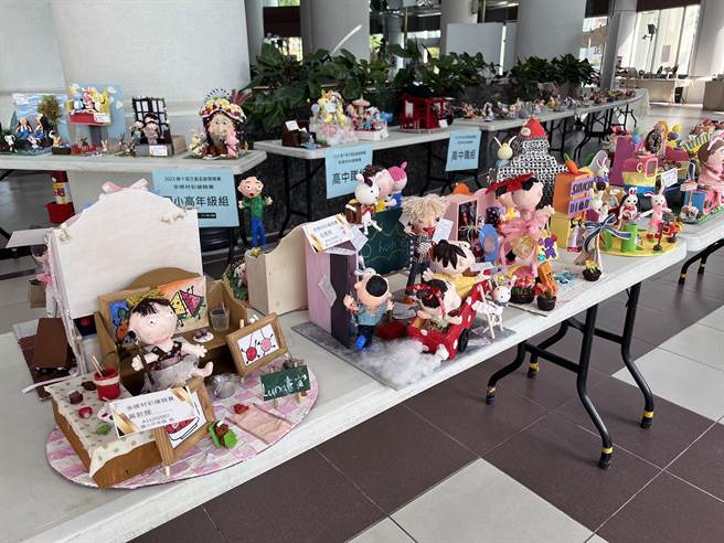 台灣文化創意教育發展協會徵得上百件優秀文創作品後，即日起在台南市議會大廳展出。（洪榮志攝）