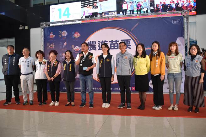 苗栗縣長鍾東錦14日宣布與電子支付平台合作共推休閒農業消費。（謝明俊攝）