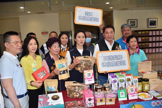 苗栗縣長鍾東錦14日宣布與電子支付平台合作共推休閒農業消費。（謝明俊攝）