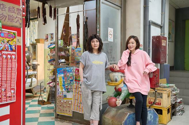 左為香港影后何超儀、右為金鐘視后尹馨。《蝴蝶大廈》美術組還原早期台灣雜貨店超真實！（松露文化提供）jpg