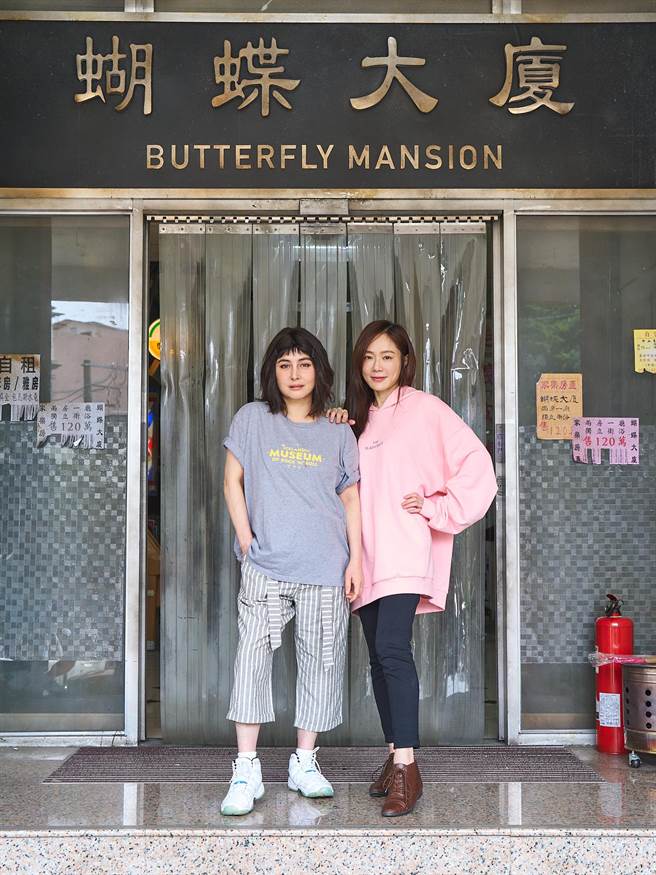 左為香港影后何超儀、右為金鐘視后尹馨兩人出席《蝴蝶大廈》探班記者會（松露文化提供）