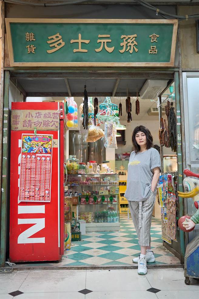 香港影后何超儀第一次來台拍電影獻給《蝴蝶大廈》 詮釋很騷的風塵女郎（松露文化提供）