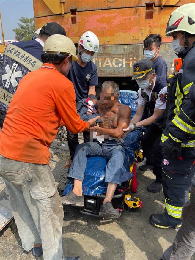 高雄工安意外！焊工惨遭钢筋直插右腹。（翻摄照片／崔正纲高雄传真）