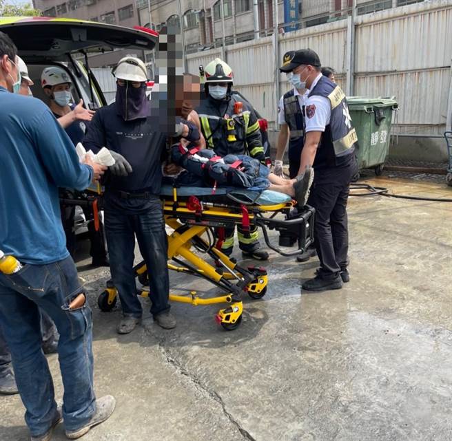 高雄工安意外！焊工惨遭钢筋直插右腹。（翻摄照片／崔正纲高雄传真）