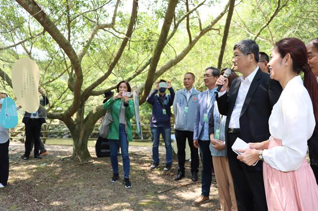 客委会主委杨长镇及苗栗县副县长邓桂菊等一同聆听吟诗。（苗栗县政府提供／谢明俊苗栗传真）