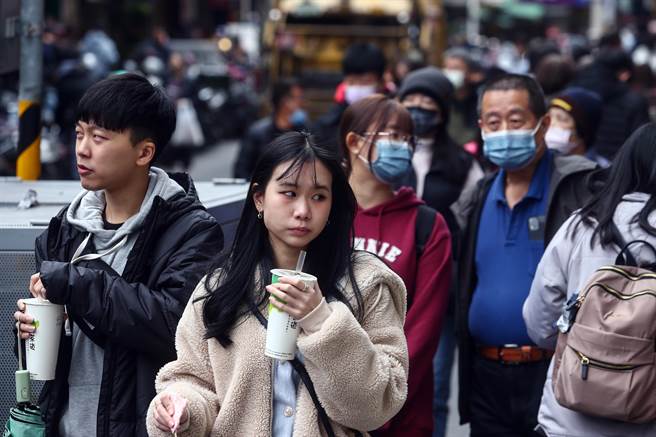 立法院三读通过《道路交通管理处罚条例》部分条文修正草案，未来汽车未停让行人罚责提高至6000元(本报资料照片)