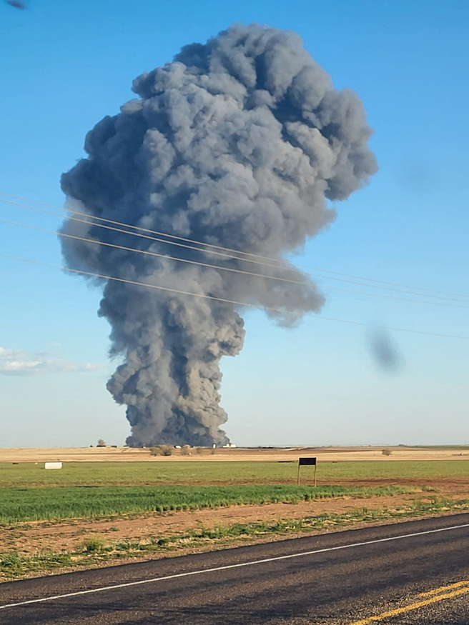 美国德州迪米特镇「南福克乳品工厂」10日惊传爆炸，现场滚滚浓烟不断窜出，远从几公里外就能看到。（图／路透）
