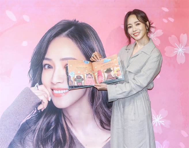  侯佩岑出新書《看見你，聽見我，遇見愛!!米米與白雪》，希望透過繪本帶給讀者療癒與希望。（粘耿豪攝）