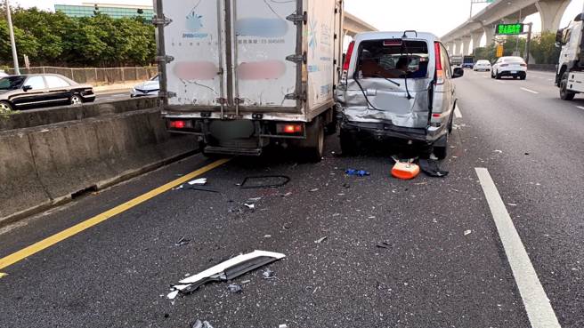 周姓男驾驶营小货车行驶于内侧车道，因未保持安全距离撞击前方3部自小客车。（简铭柱翻摄）