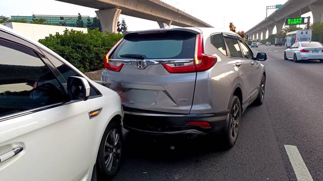 周姓男驾驶营小货车行驶于内侧车道，因未保持安全距离撞击前方3部自小客车。（简铭柱翻摄）