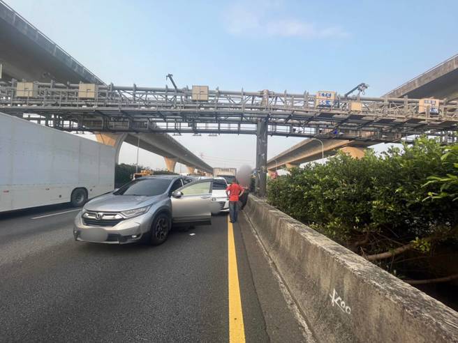 周姓男驾驶营小货车行驶于内侧车道，因未保持安全距离撞击前方3部自小客车。（简铭柱翻摄）