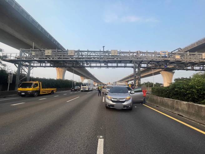 周姓男驾驶营小货车行驶于内侧车道，因未保持安全距离撞击前方3部自小客车。（简铭柱翻摄）